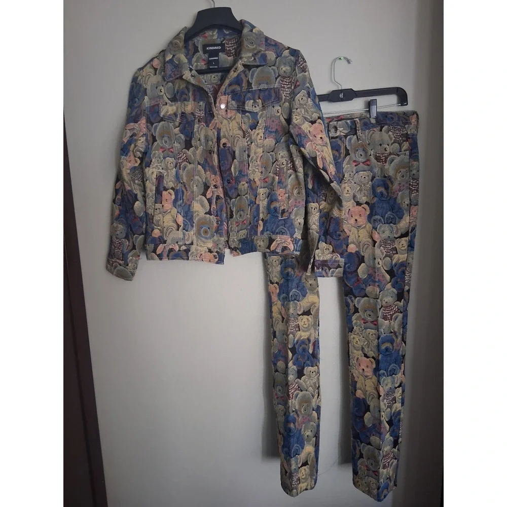 Kindred Men Teddy Bear Tapestry Jacquard 2 Piece Set Trucker Jacket Pants Blue L
